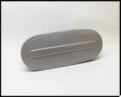 Estojo cinza para óculos, formato oval, sobre fundo branco