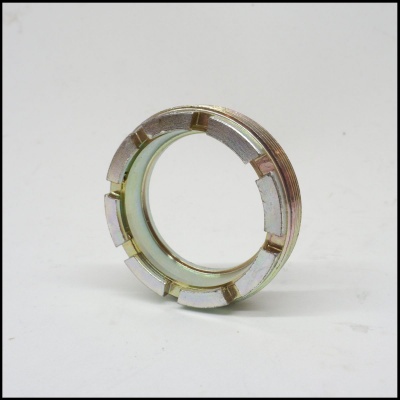 Anel metálico circular prateado com oito entalhes