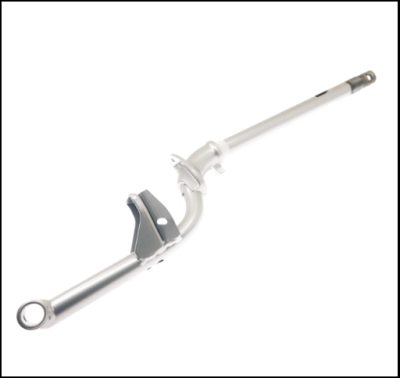 Braço mecânico metálico cinza prateado com peça de fixação escura em fundo branco