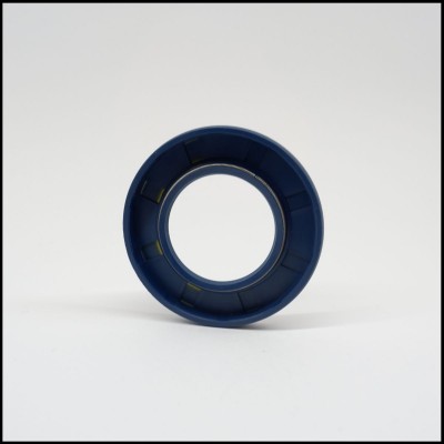 Rolamento de esferas azul e metálico sobre fundo branco