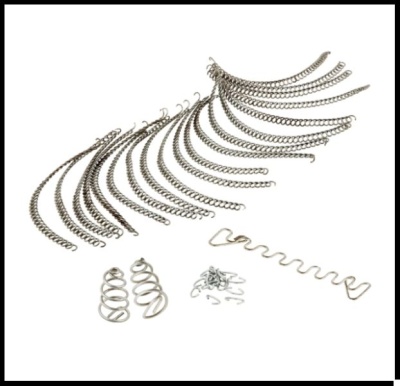 Conjunto de correntes e ganchos metálicos prateados