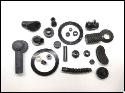 Peças pequenas de plástico preto dispostas sobre fundo branco