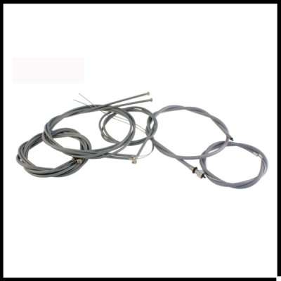 Conjunto de cabos metálicos finos cinza enrolados com peças metálicas e tubo de ajuste cinza