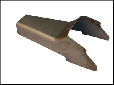 Peça metálica cinzenta com ferrugem em fundo branco