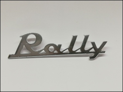 Emblema metálico prateado com a palavra Rally
