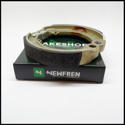 Pastilha de travão metálica sobre caixa preta NEWFREN