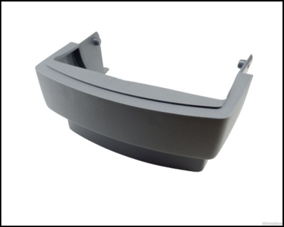 Peça plástica cinzenta com formato curvo sobre fundo branco