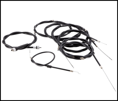 Cabos pretos flexíveis com conectores metálicos sobre fundo branco