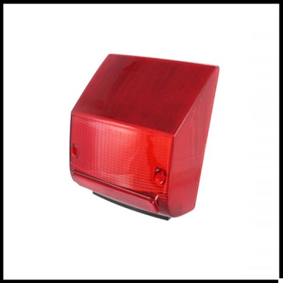 Feu arrière de véhicule rouge en plastique translucide