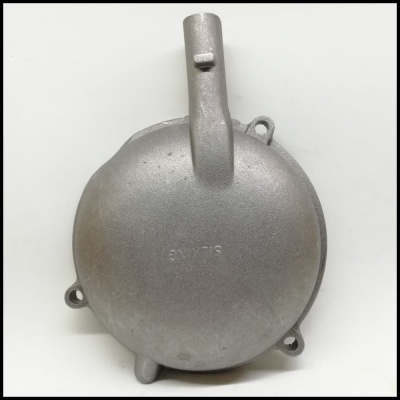 Tampa metálica circular prateada com inscrição 'SILNAC' e três pontos de fixação