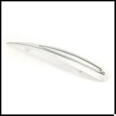 Puxe de móvel metálico prateado curvo em fundo branco