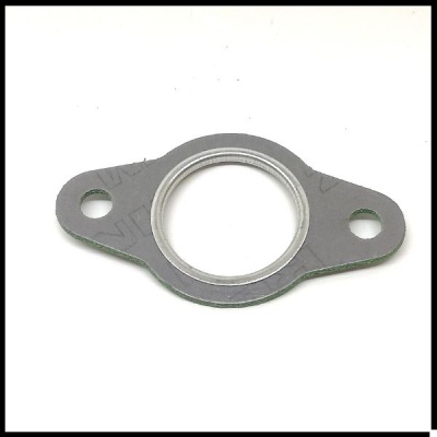 Junta plana metálica cinzenta com três orifícios sobre fundo branco