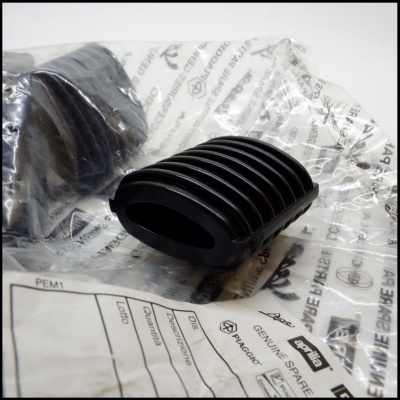 Elemento de borracha preta com sulcos sobre embalagem plástica e papel com texto