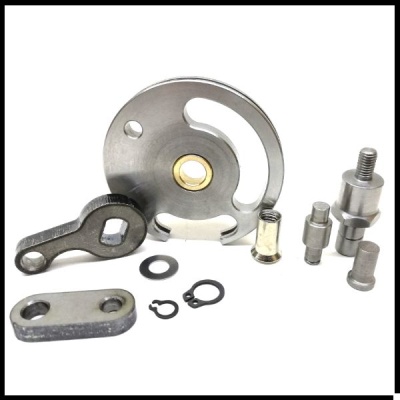 Conjunto de peças metálicas variadas sobre fundo branco