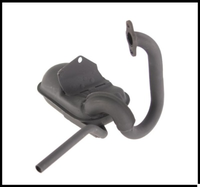 Escape de automóvel em metal preto sobre fundo branco