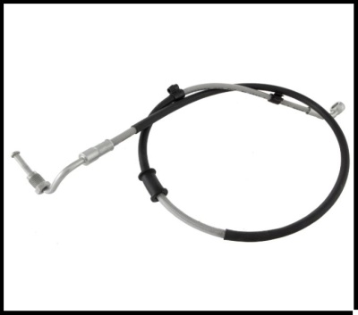 Cabo flexível metálico com revestimento preto e cinza num fundo branco