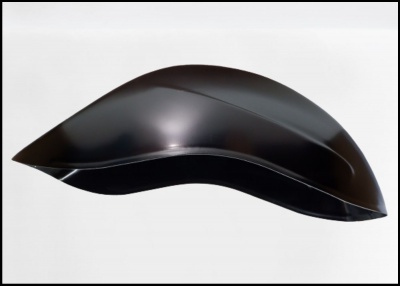 Capacete preto aerodinâmico com acabamento brilhante sobre fundo branco