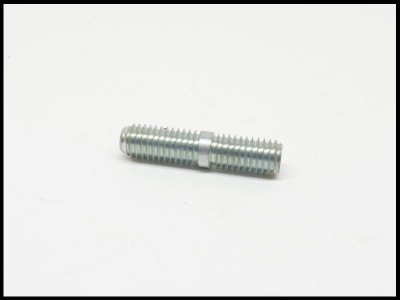 Parafuso metálico prateado com roscas duplas sobre fundo branco