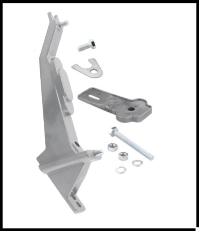 Peças metálicas prateadas diversas numa disposição desorganizada sobre fundo branco.