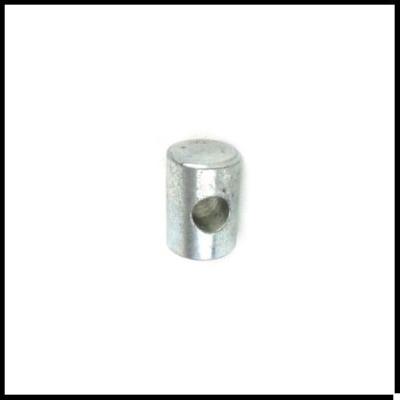 Peça metálica cilíndrica prateada com furo lateral sobre fundo branco