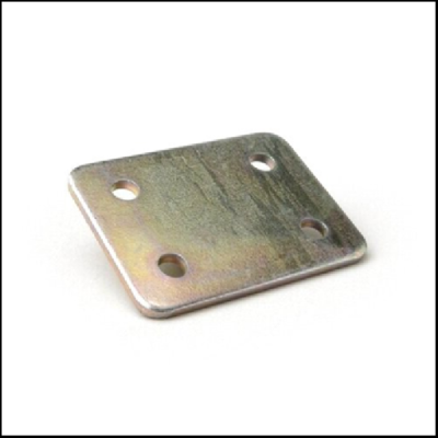 Placa metálica quadrada com quatro furos