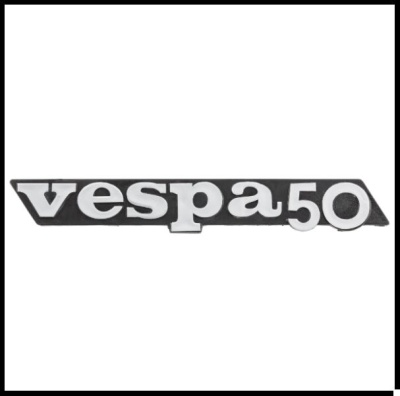Emblema 'vespa 50' prateado em fundo preto