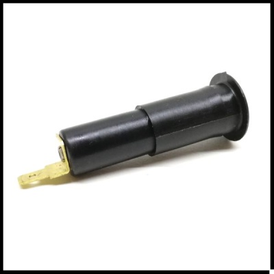 Conector elétrico masculino preto com terminal metálico