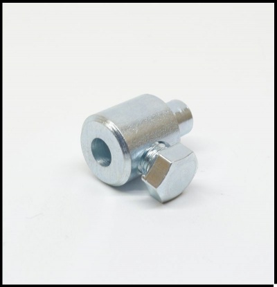 Peça metálica prateada com porca hexagonal e tubo cilíndrico