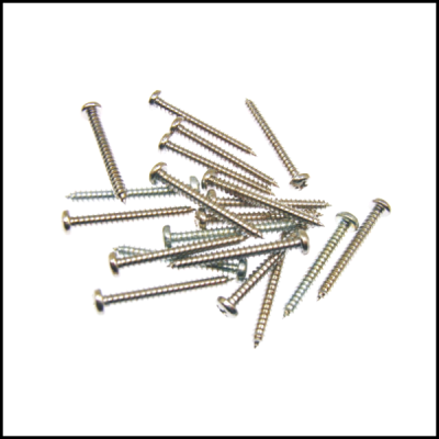 Parafusos metálicos prateados com cabeça chata