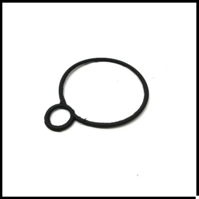 Anel de borracha preto com arcos interligados sobre fundo branco