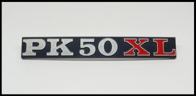 Emblema metálico PK 50 XL azul, prata e vermelho sobre fundo branco