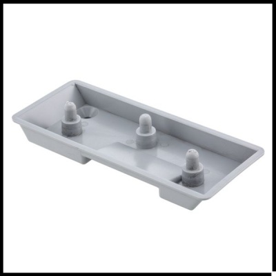 Forma retangular cinza em plástico com três elementos cilíndricos