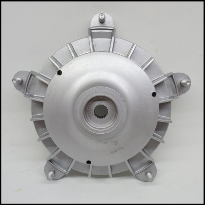 Peça metálica circular prateada com furos e ranhuras