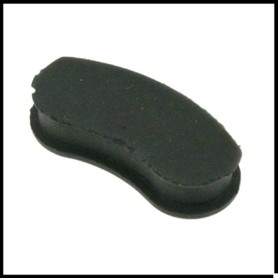 Almofada preta para óculos com formato curvado