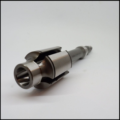 Peça metálica cilíndrica com dentes e extremo aberto tipo funil