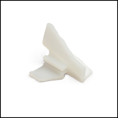 Peça plástica branca angular sobre fundo branco