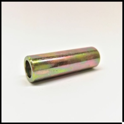 Cilindro metálico iridescente com orifício oco num fundo branco