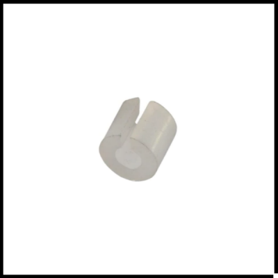 Peça plástica branca cilíndrica com recorte em U