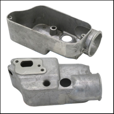 Peças metálicas fundidas cinzentas com várias aberturas, sobre fundo branco