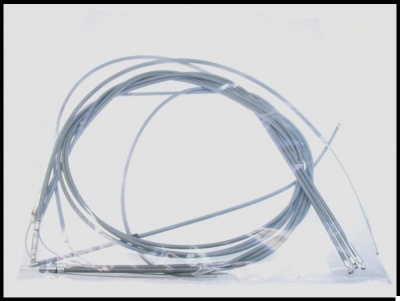 Cabo metálico prateado fino enrolado com acessórios nas extremidades