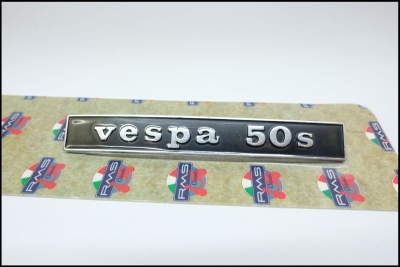 Placa metálica preta com texto 'vespa 50s' em embalagem com logótipos coloridos RMS.