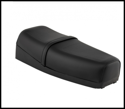 Banco de motocicleta preto em couro sintético sobre fundo branco