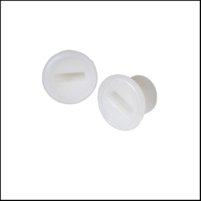 Parafusos pequenos de plástico branco com ranhura para chave de fenda.