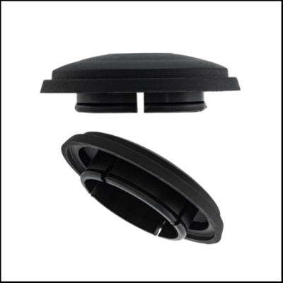 Dois objetos circulares pretos em fundo branco