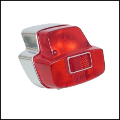 Farol traseiro vermelho com estrutura metálica prateada em fundo branco