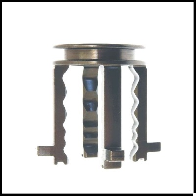 Imposto de metal com oito braços e diferentes texturas, fundo branco.