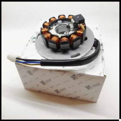 Estator cobre e metal com cabo preto sobre caixa branca estampada