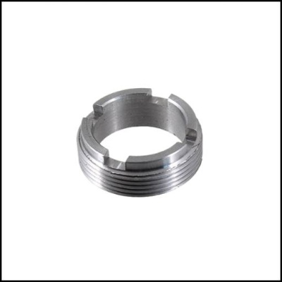 Anel metálico prateado com roscas e entalhes