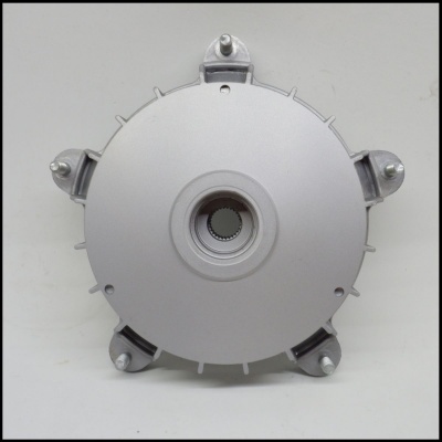 Peça mecânica circular cinza com orifício central e pontos de fixação