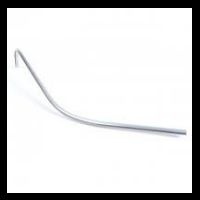 Tubo metálico prateado com uma curva em fundo branco